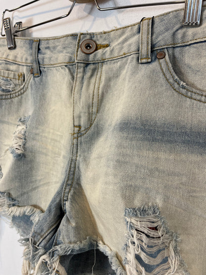 VILA. Ripped denim shorts. TL