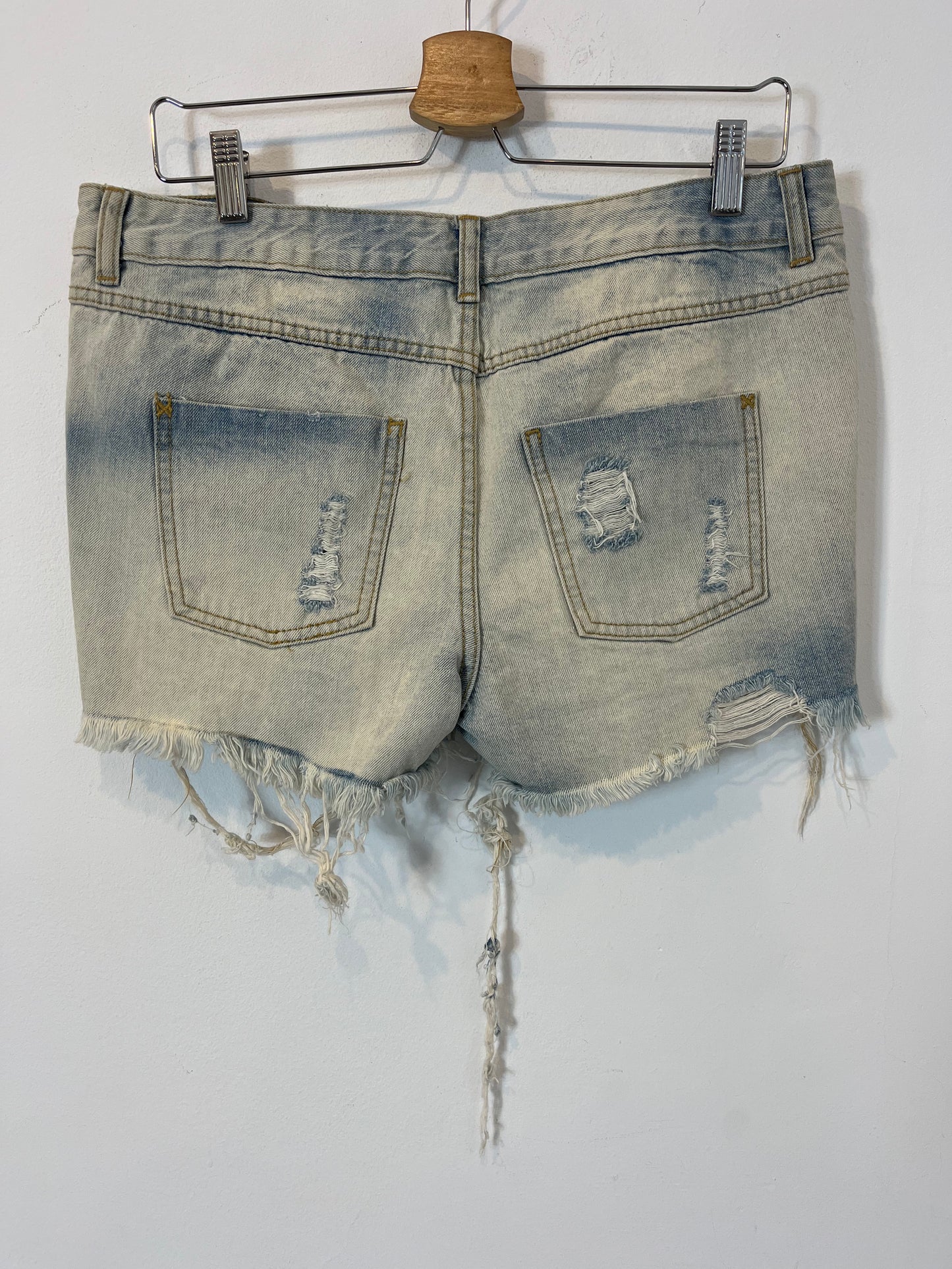 VILA. Ripped denim shorts. TL