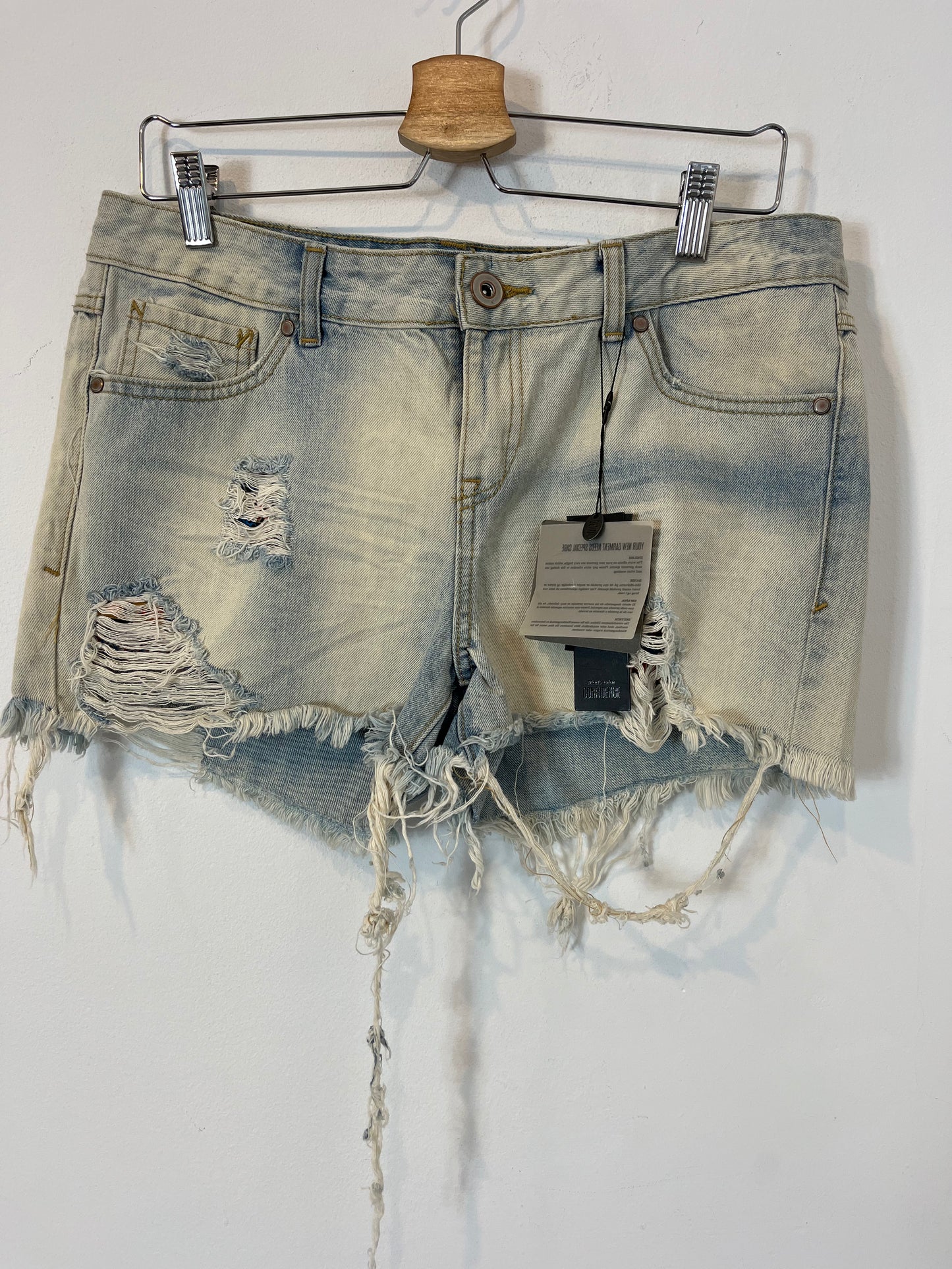 VILA. Ripped denim shorts. TL