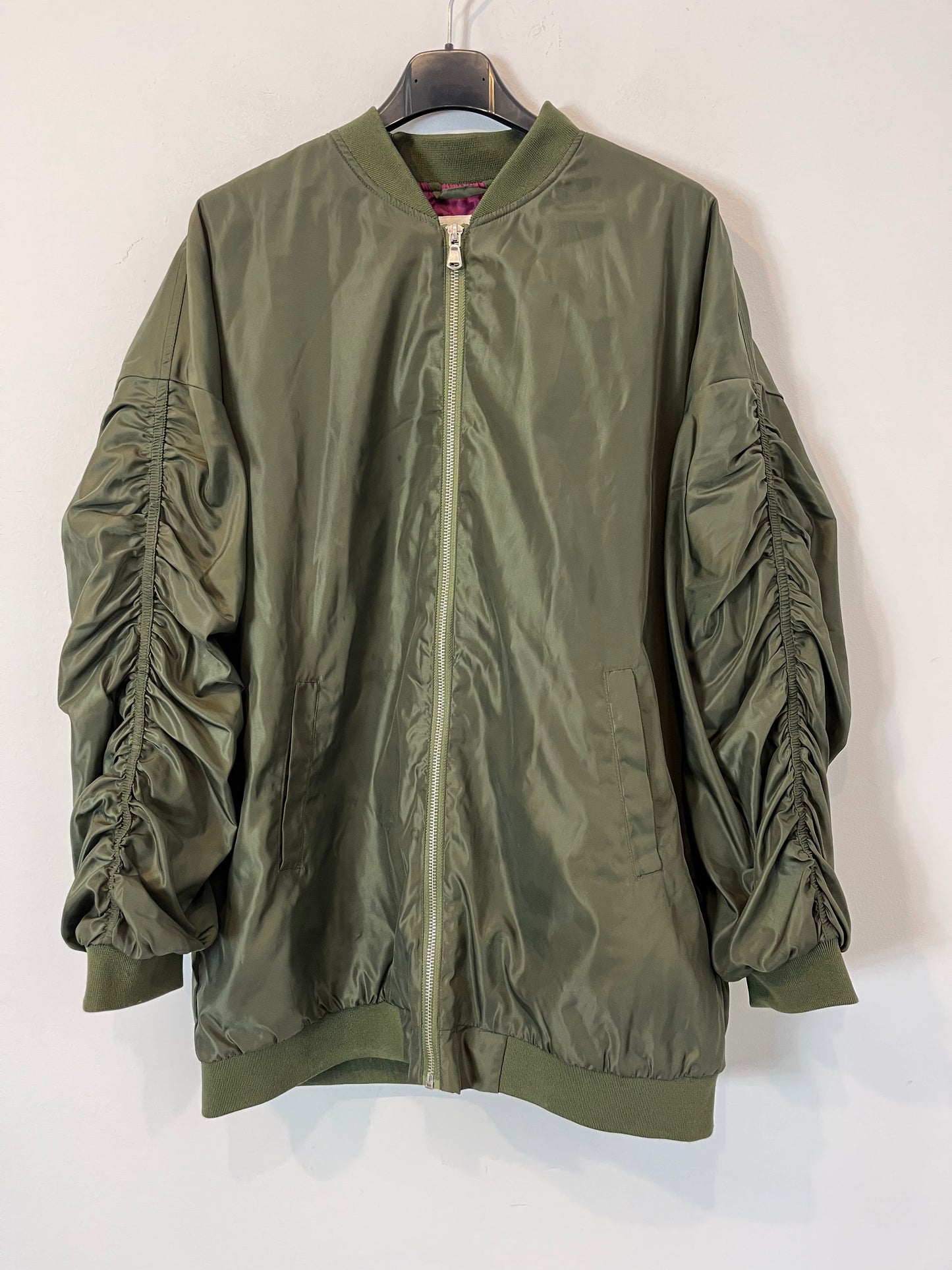 SLOWLOVE. Green bomber jacket with sleeve detail. TS