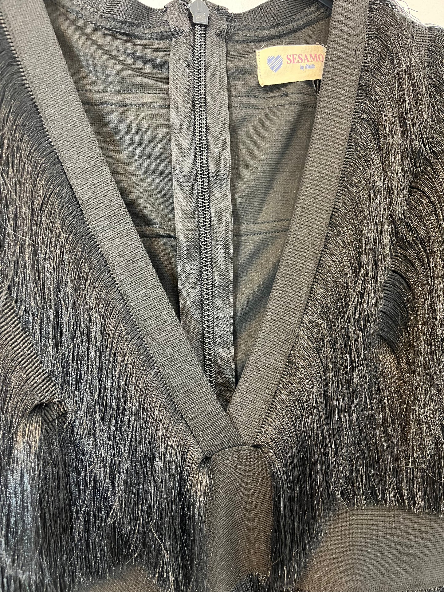 SÉSAMO. Vestido corto flecos. T S