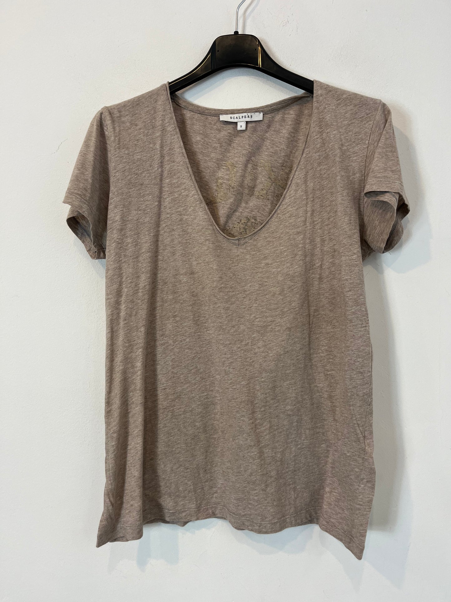 SCALPER. Camiseta beige dibujo espalda. T S