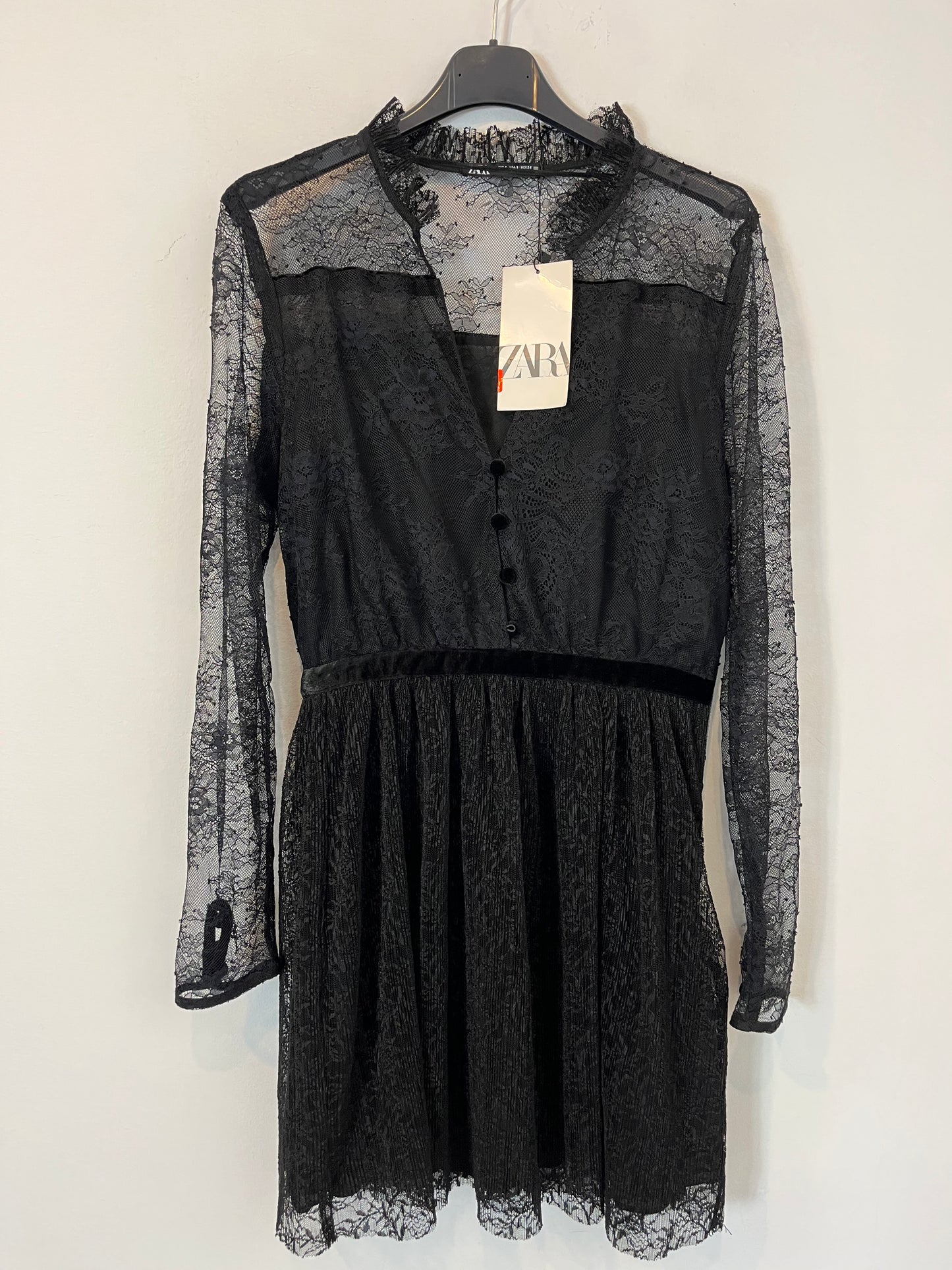 ZARA. Vestido negro corto encaje. T S