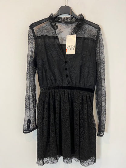 ZARA. Vestido negro corto encaje. T S