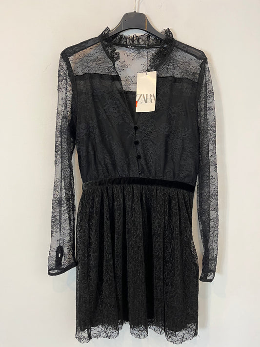 ZARA. Vestido negro corto encaje. T S