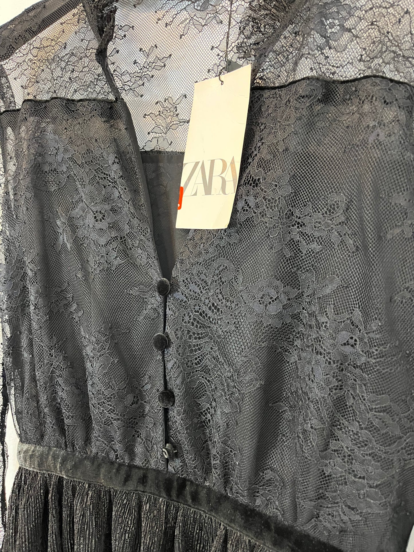 ZARA. Vestido negro corto encaje. T S