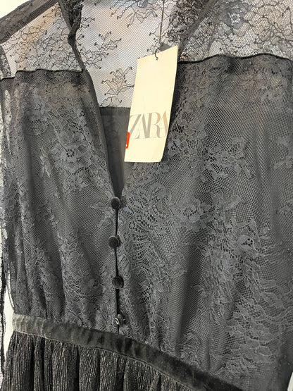 ZARA. Vestido negro corto encaje. T S