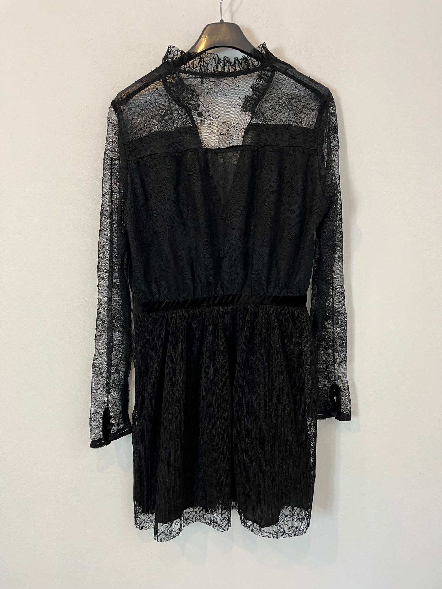 ZARA. Vestido negro corto encaje. T S