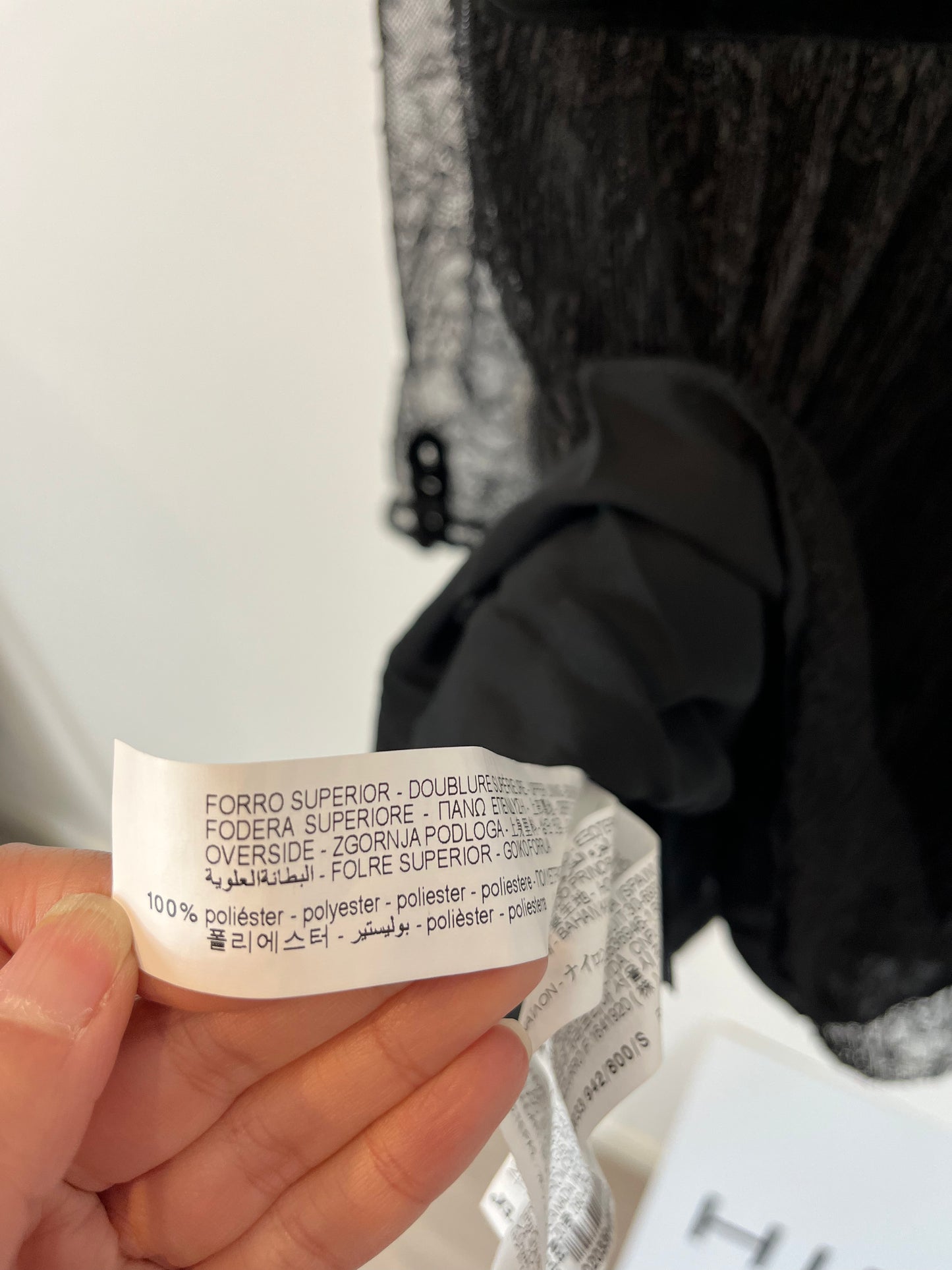 ZARA. Vestido negro corto encaje. T S