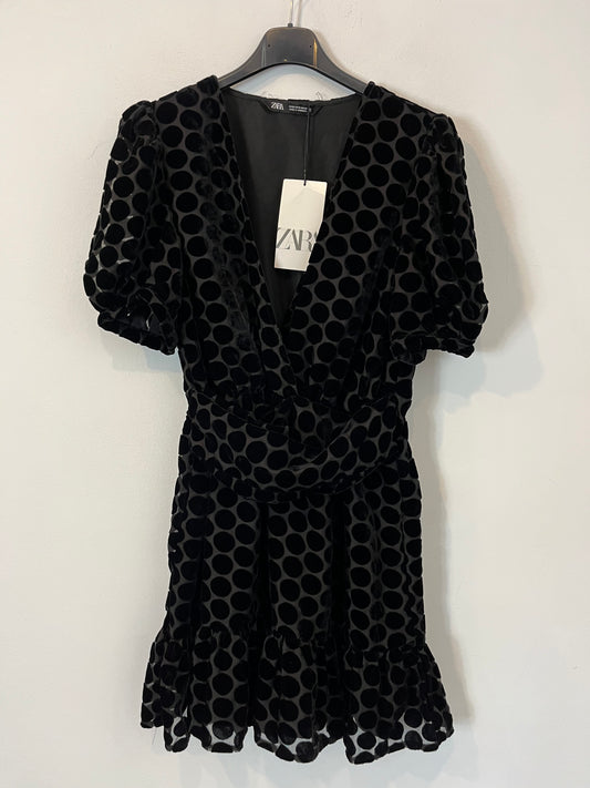 ZARA. Vestido negro con terciopelo fruncidos. T S