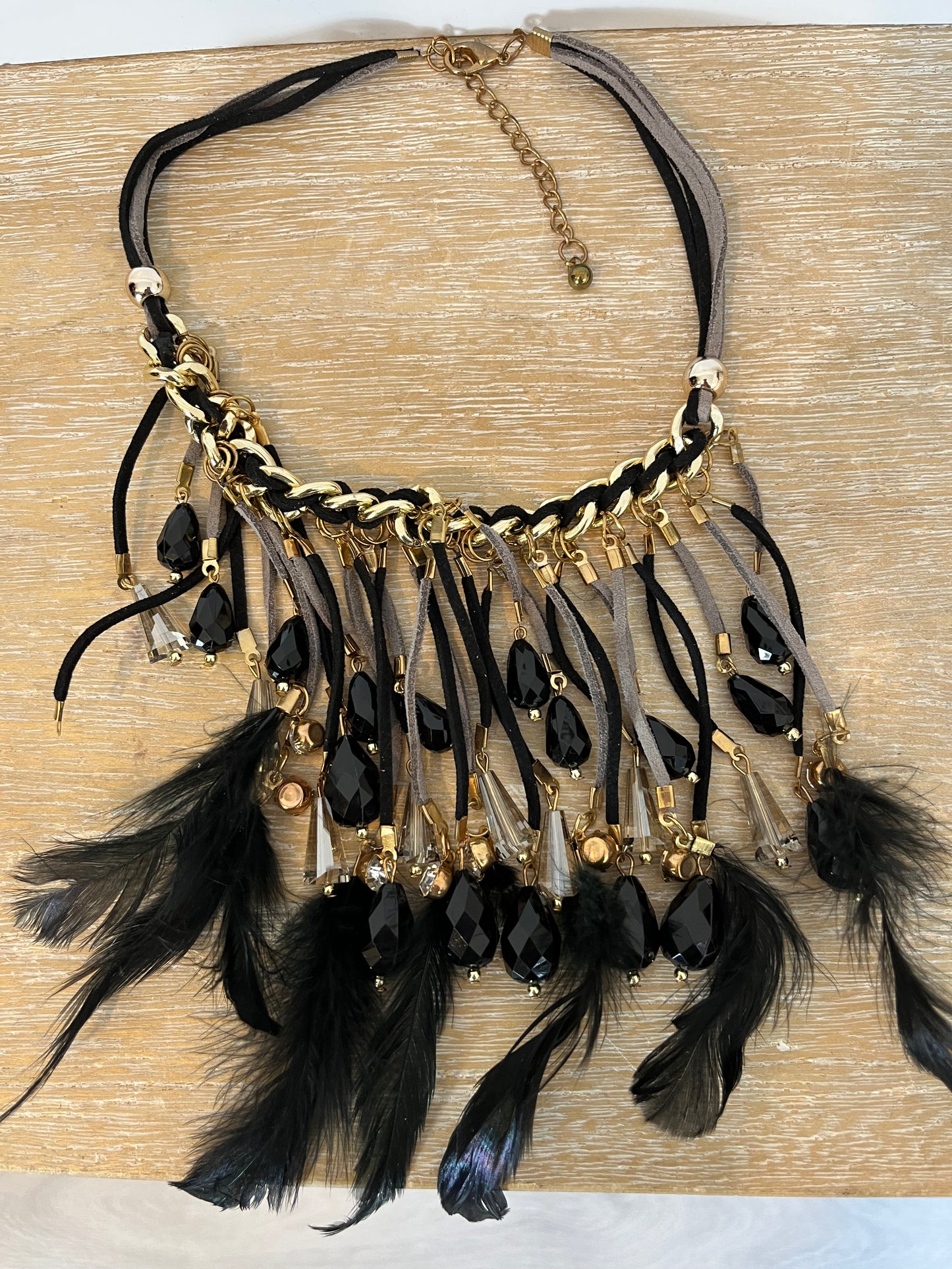 OTRAS. Collar negro abalorios y plumas