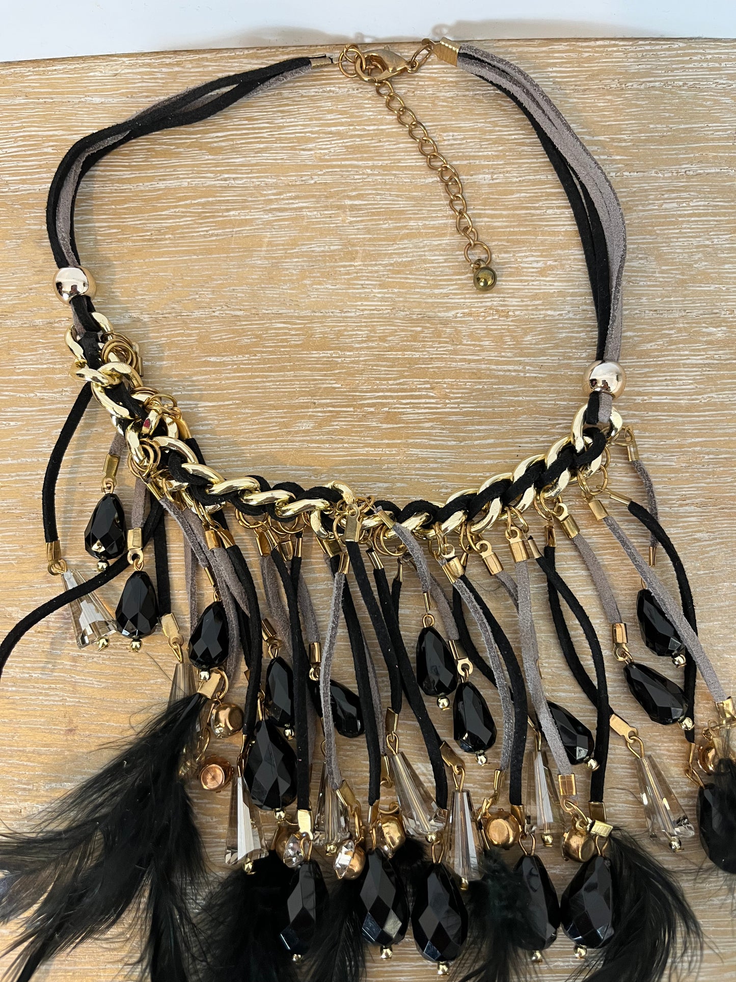 OTRAS. Collar negro abalorios y plumas