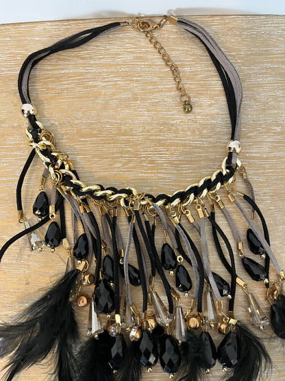 OTRAS. Collar negro abalorios y plumas
