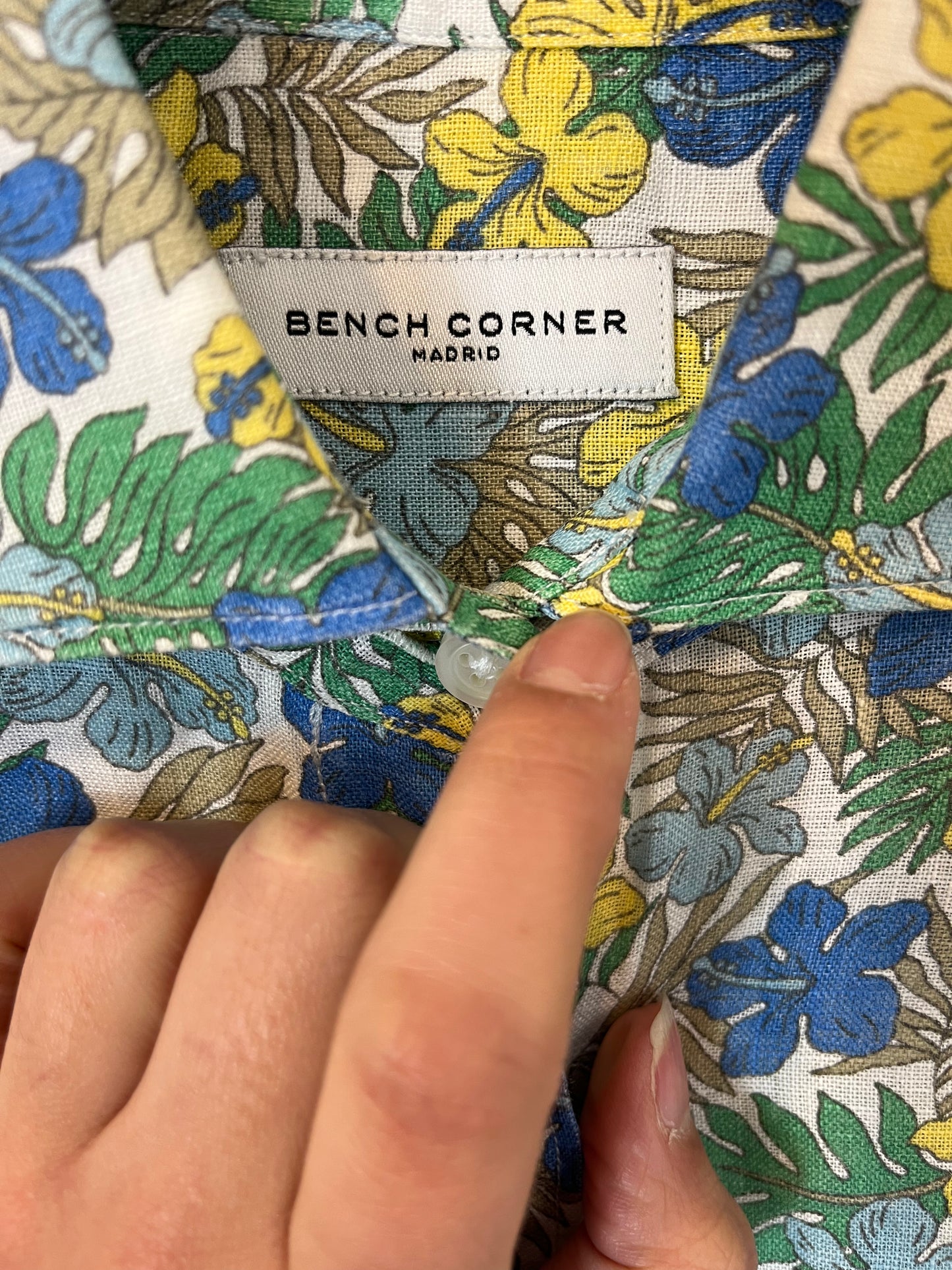 BENCH CORNER. Camisa lino flores. T 42 (S)