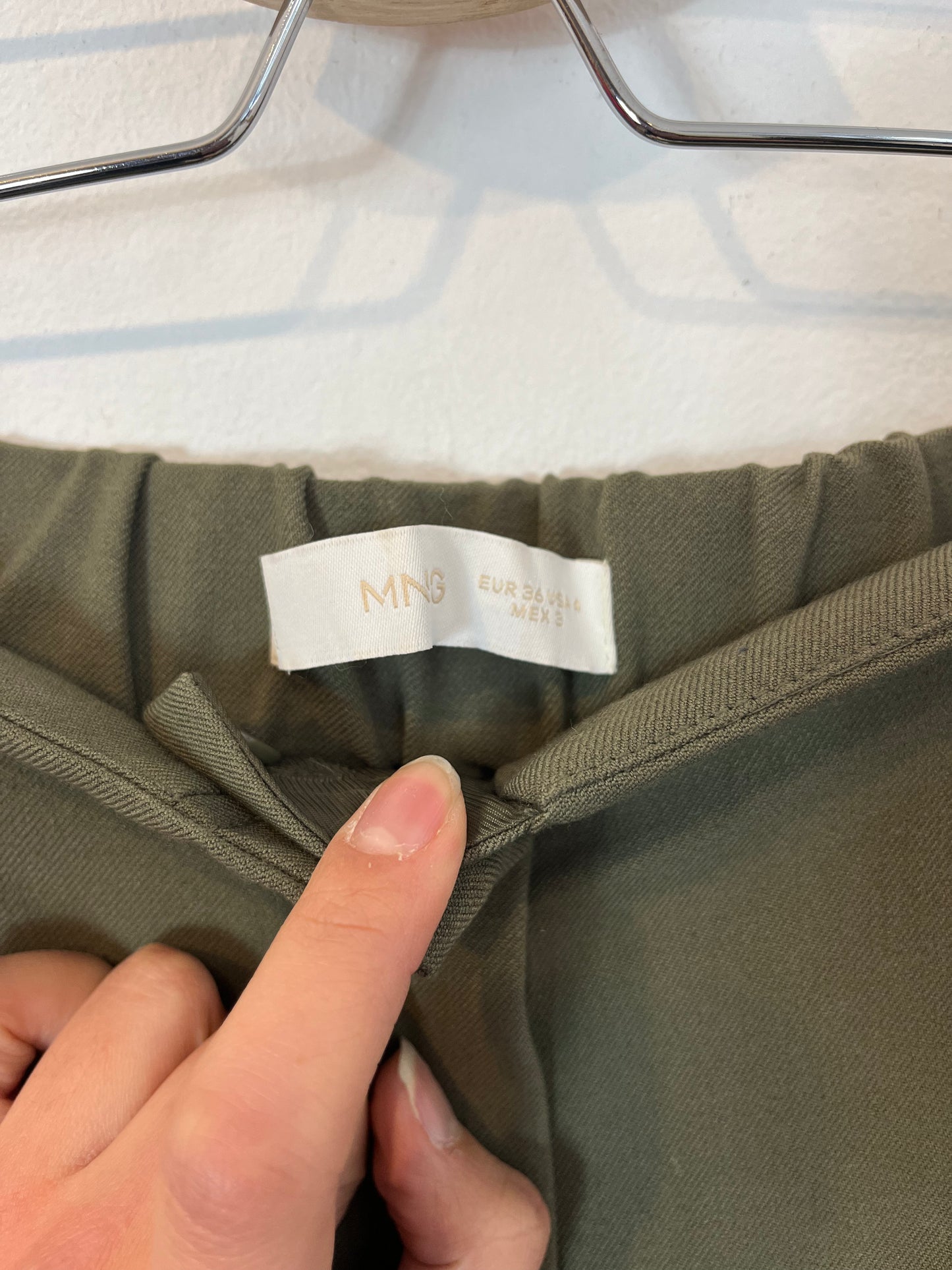 MANGO. Green pleated trousers. Size 36