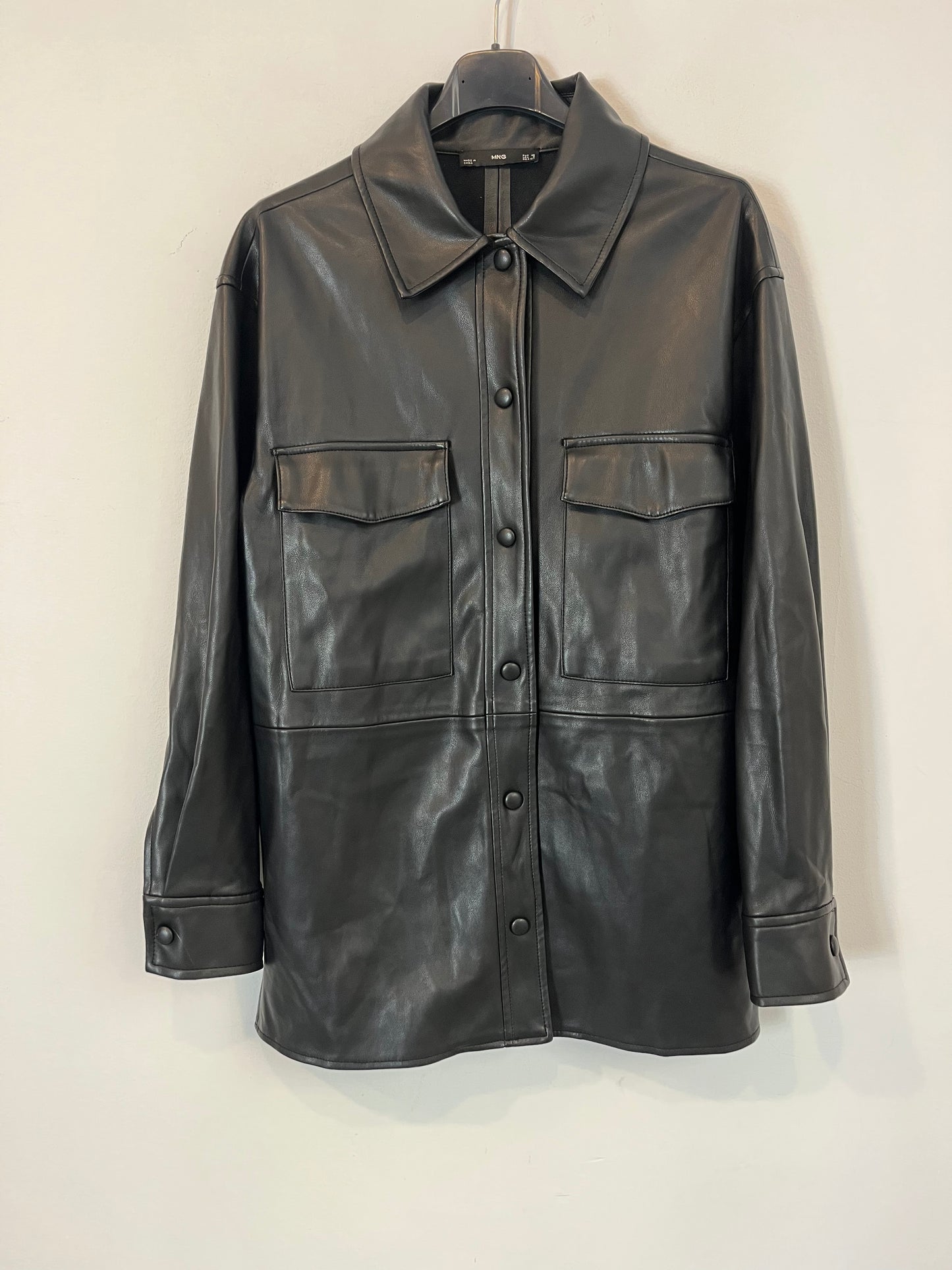 MANGO. Chaqueta negra efecto piel. T XS/S