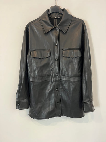 MANGO. Chaqueta negra efecto piel. T XS/S