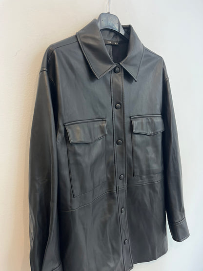 MANGO. Chaqueta negra efecto piel. T XS/S