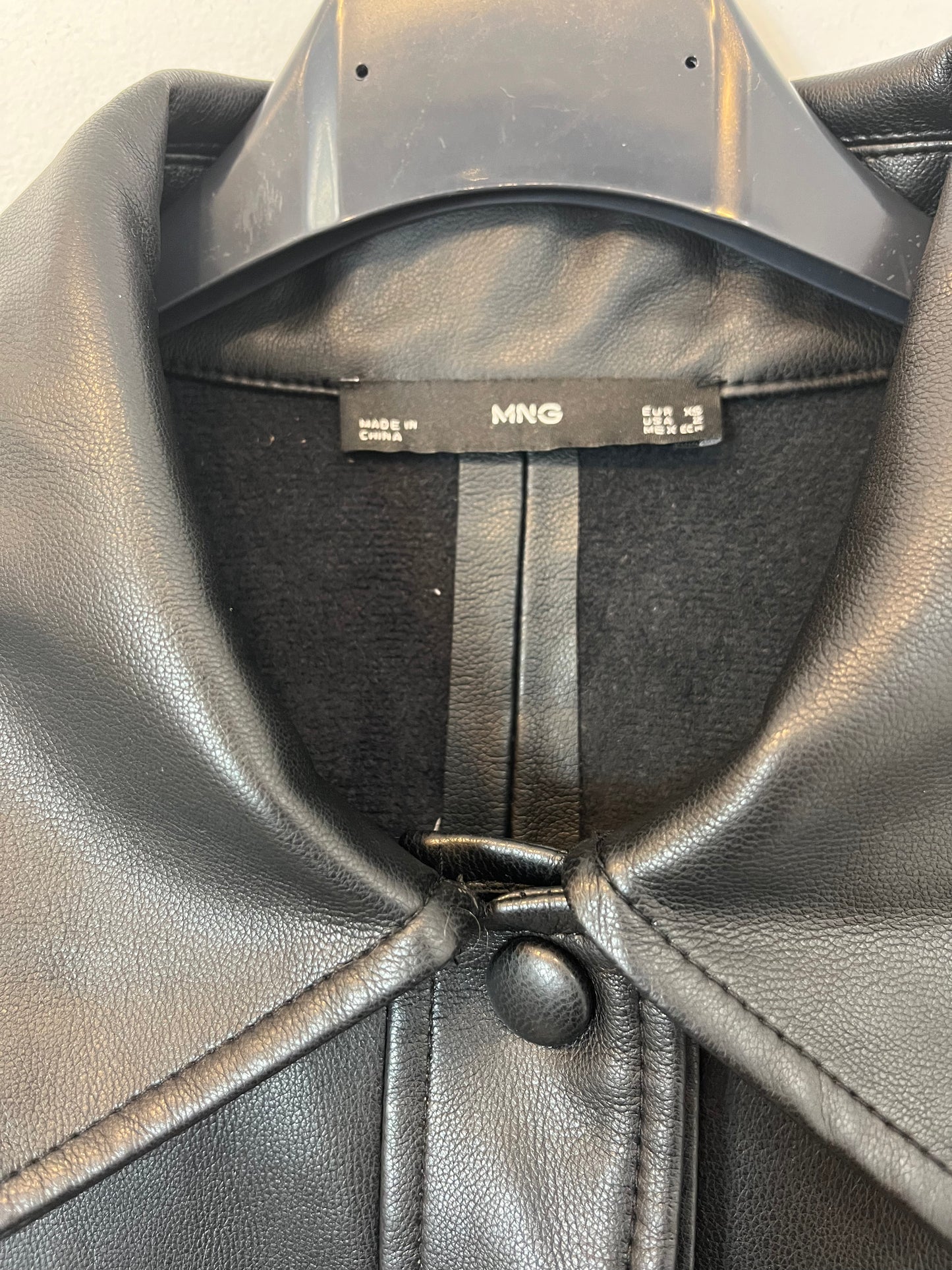 MANGO. Chaqueta negra efecto piel. T XS/S