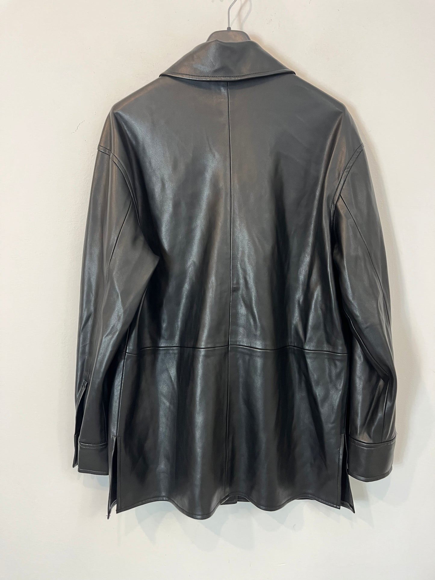 MANGO. Chaqueta negra efecto piel. T XS/S