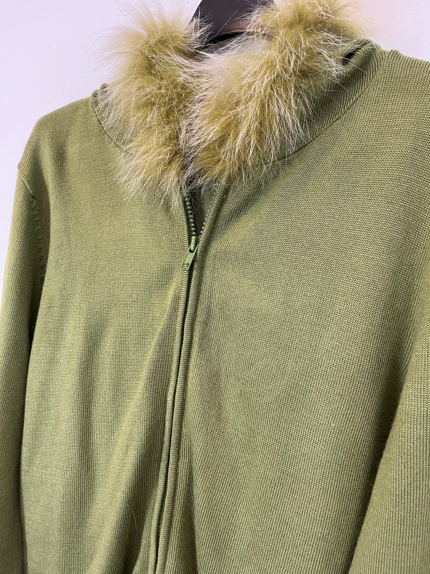 OTRAS. Chaqueta punto verde detalle pelo. T S