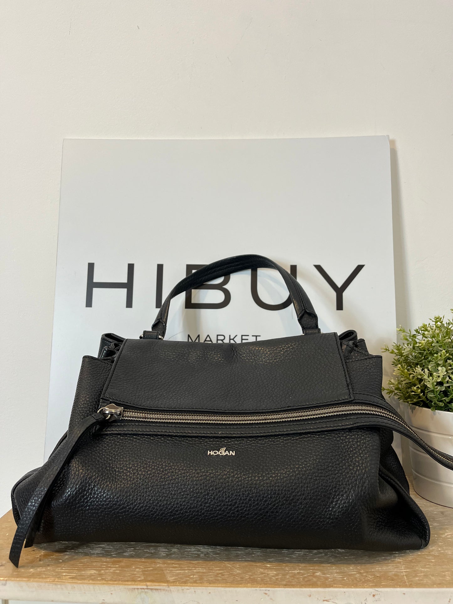 HOGAN. Black leather bag with zipper detail