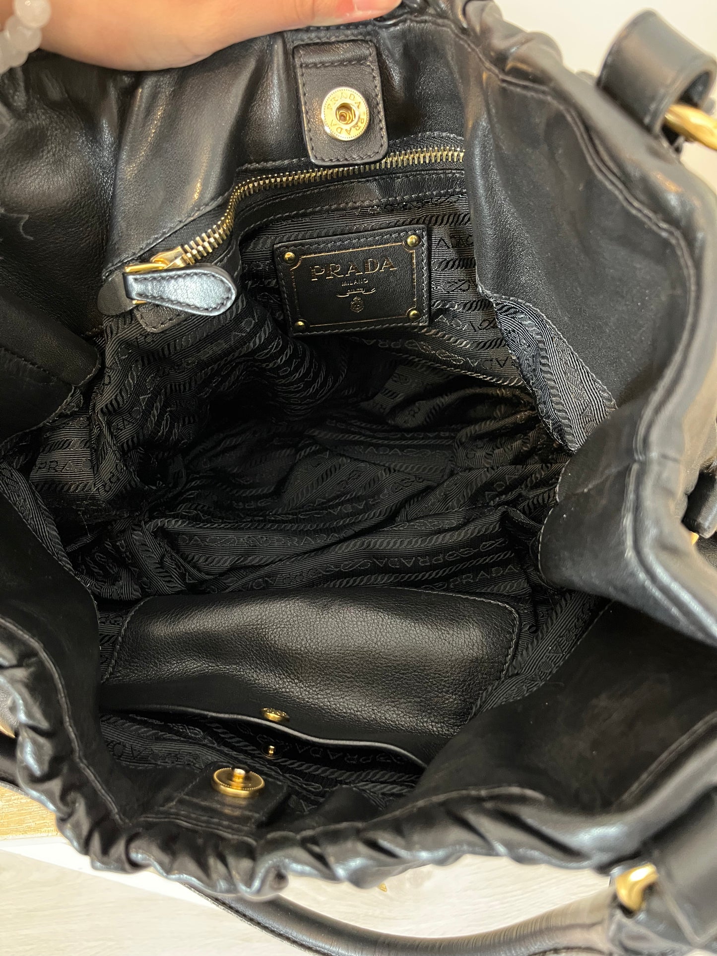 PRADA. Bolso tote piel negro