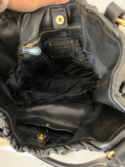 PRADA. Bolso tote piel negro