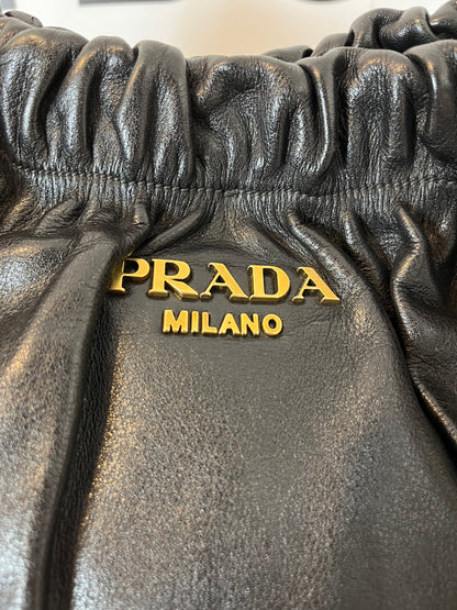 PRADA. Bolso tote piel negro
