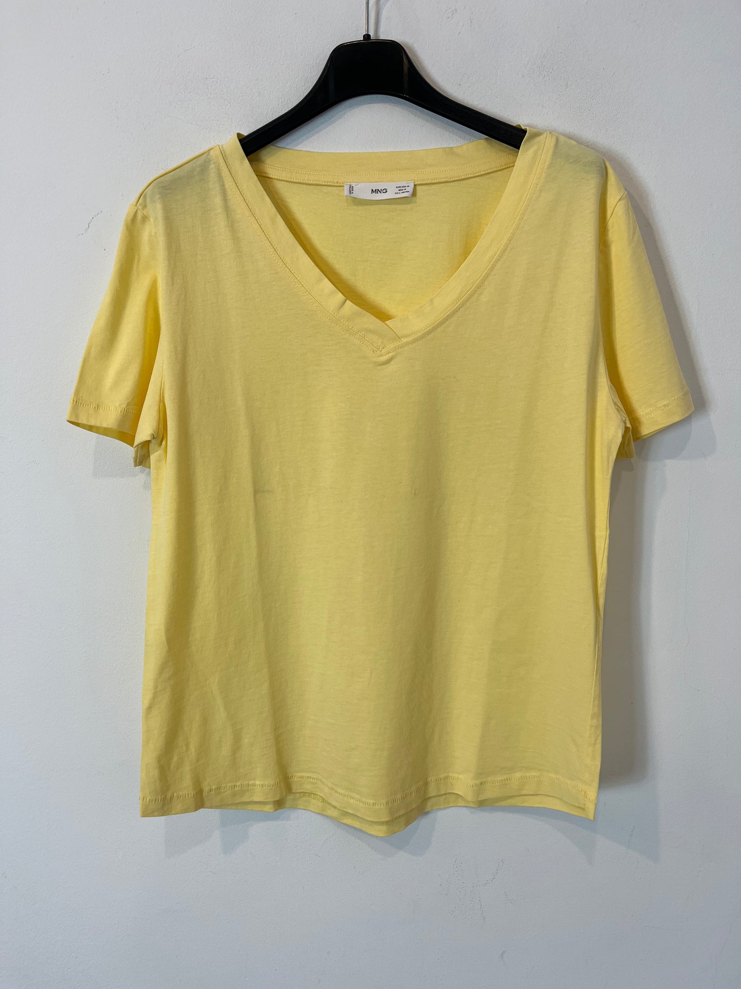 MANGO. Camiseta amarilla cuello pico. T M