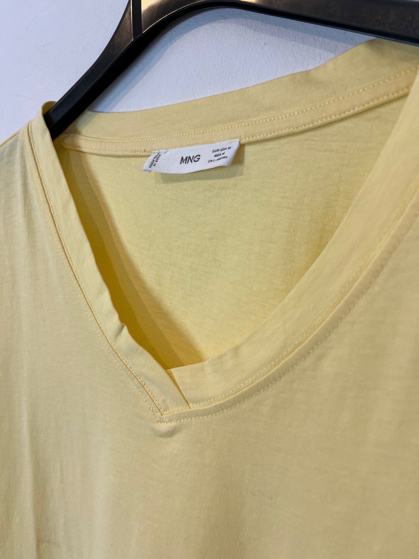 MANGO. Camiseta amarilla cuello pico. T M
