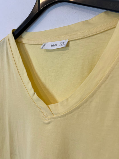 MANGO. Camiseta amarilla cuello pico. T M