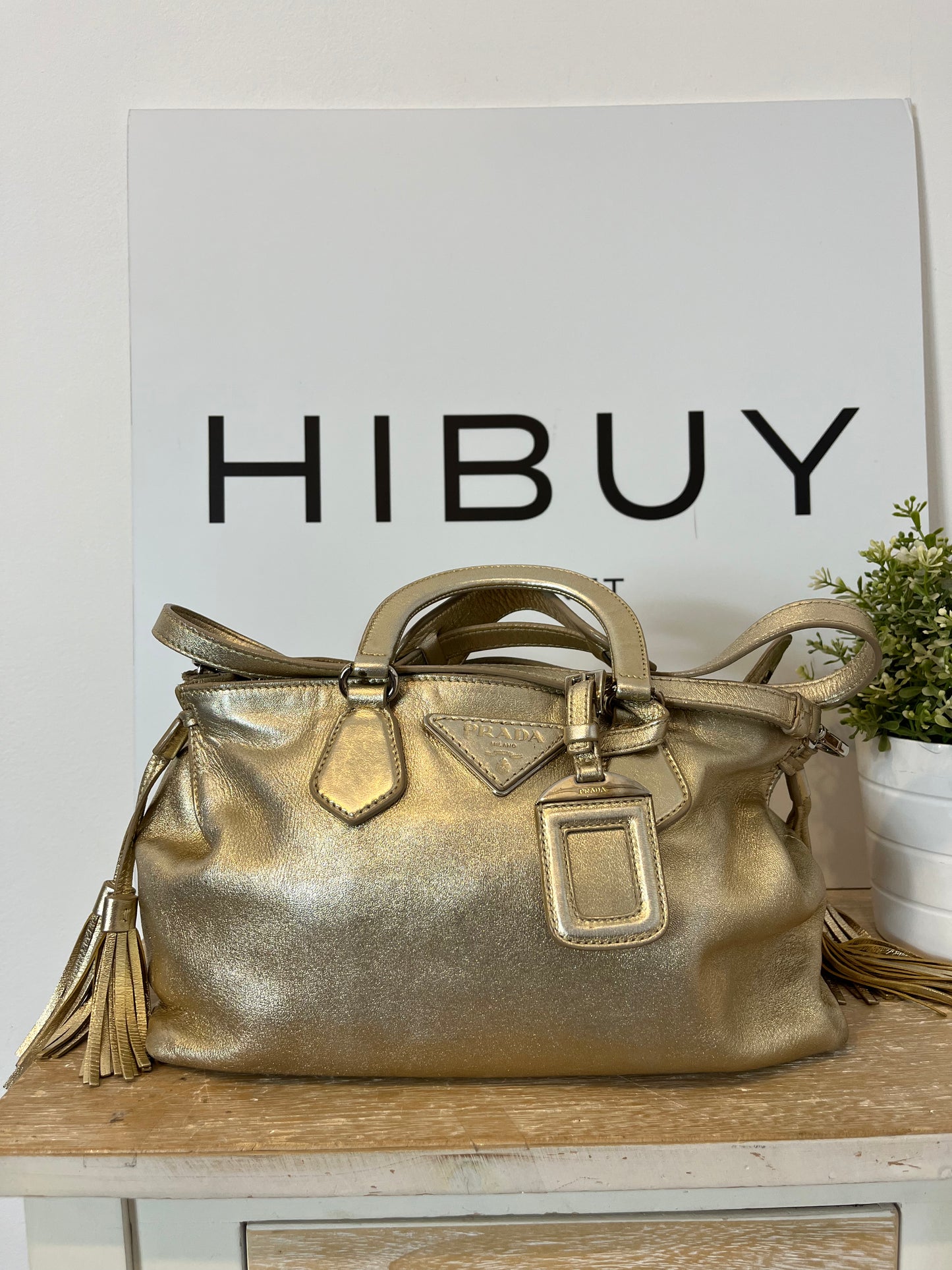 PRADA. Bolso dorado vintage doble asa