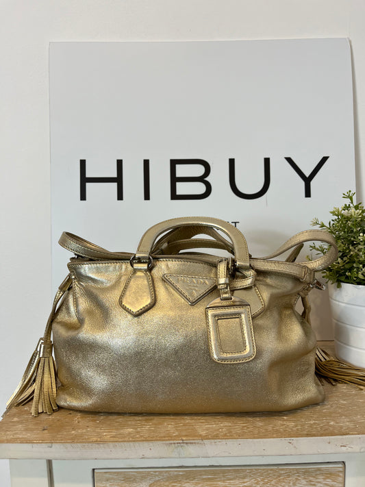 PRADA. Bolso dorado vintage doble asa