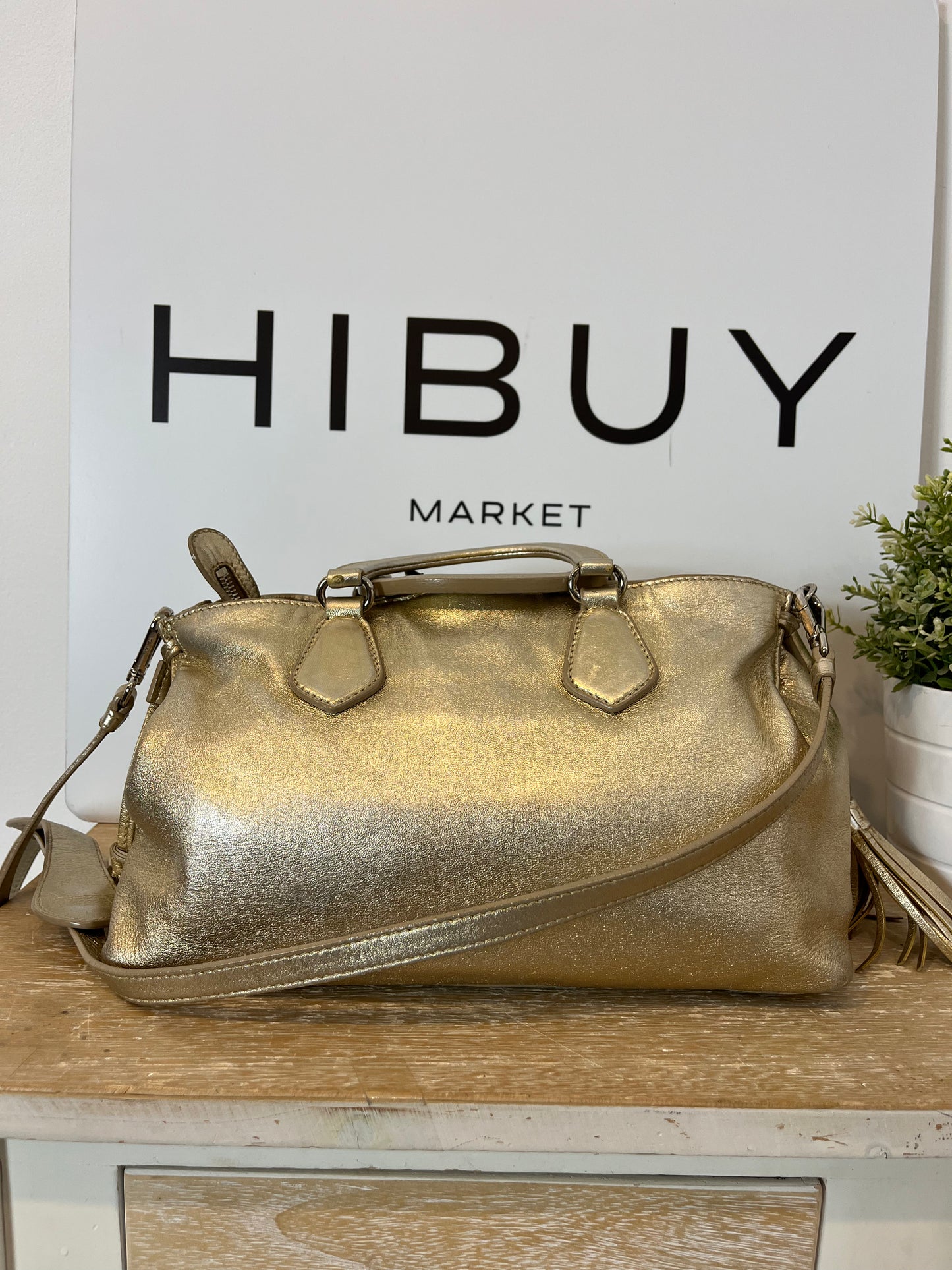 PRADA. Bolso dorado vintage doble asa