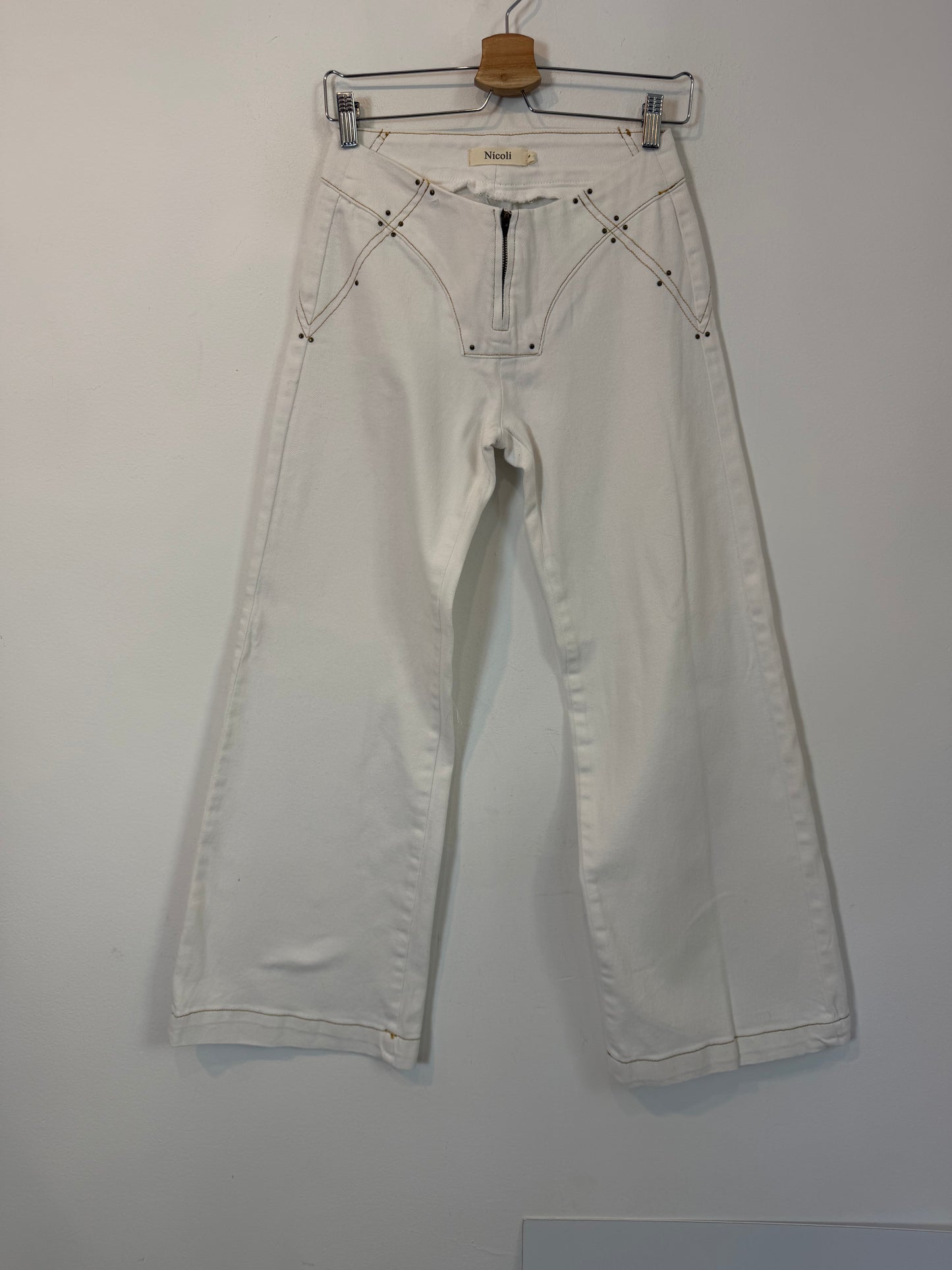 NÍCOLI. Denim blanco detalle costuras