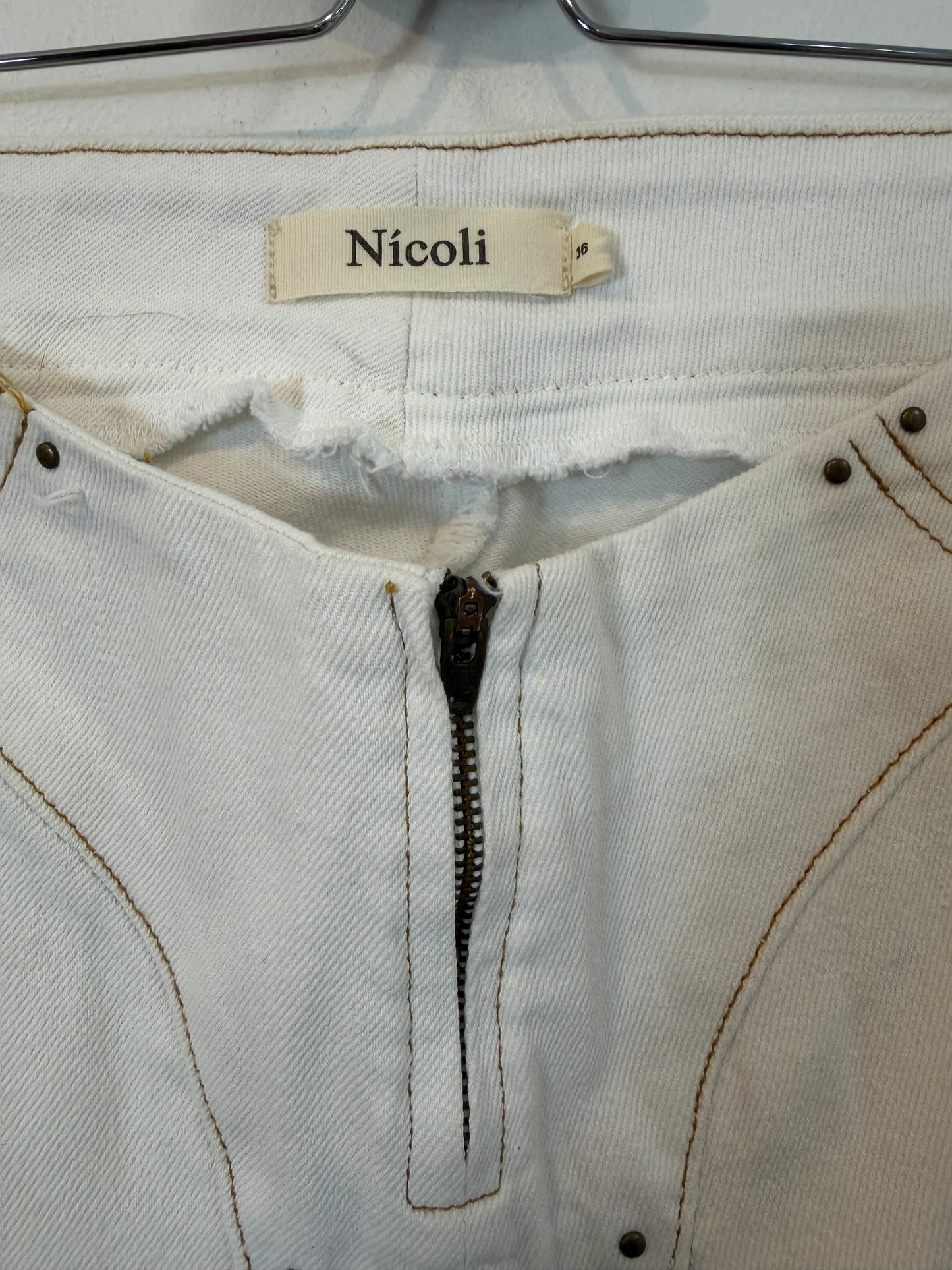 NÍCOLI. Denim blanco detalle costuras