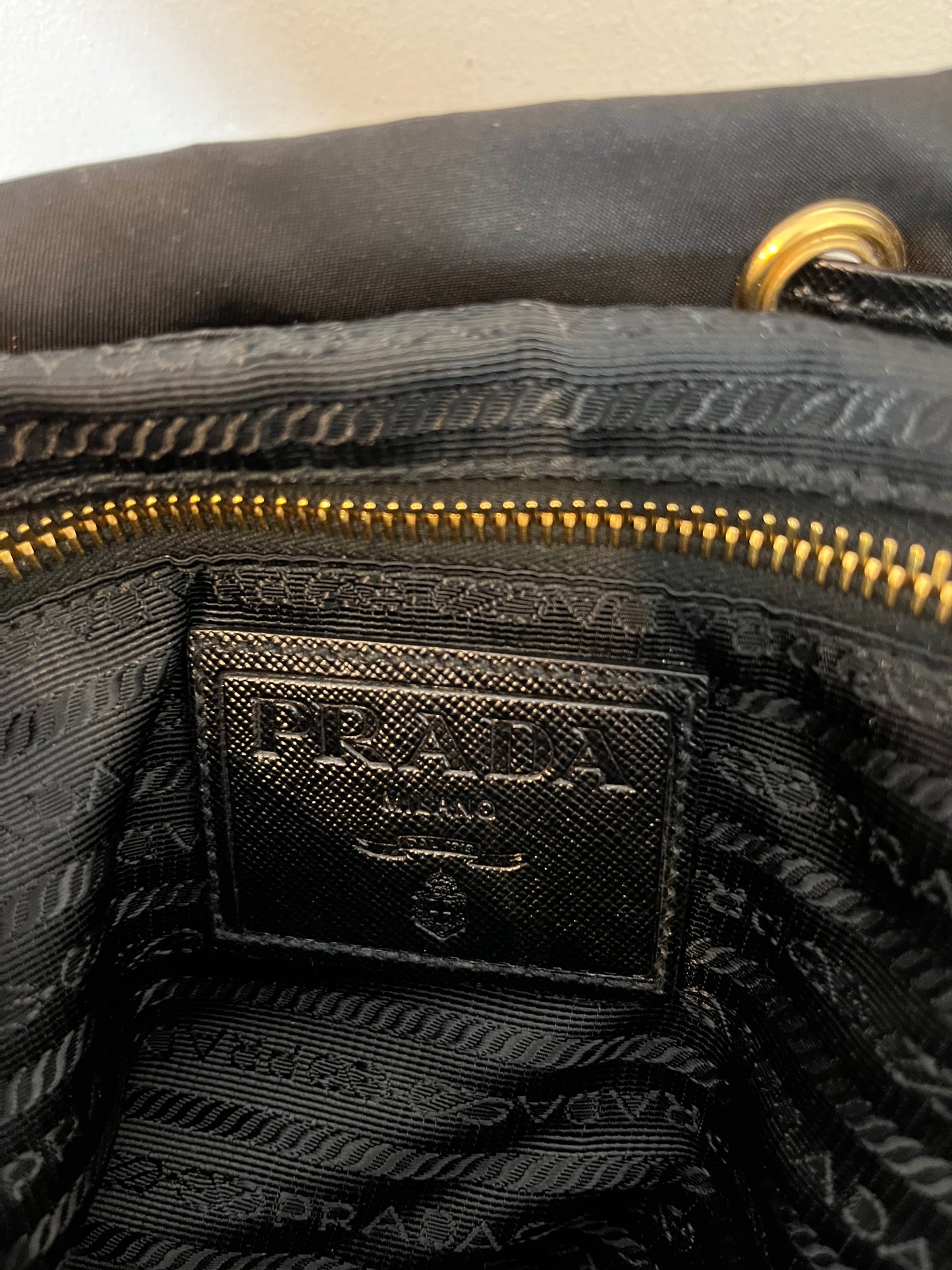 PRADA. Mochila negra detalle bolsillo
