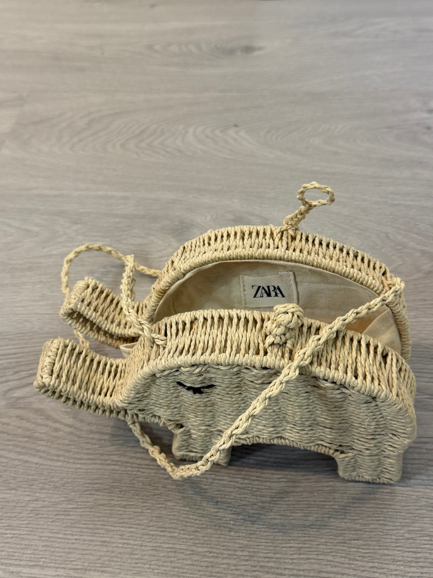 ZARA. Bolso elefante rafia