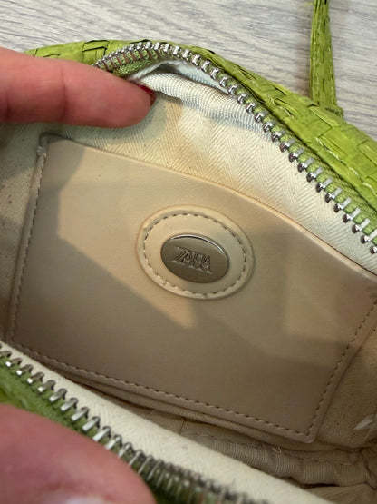 ZARA. Bolso verde broche