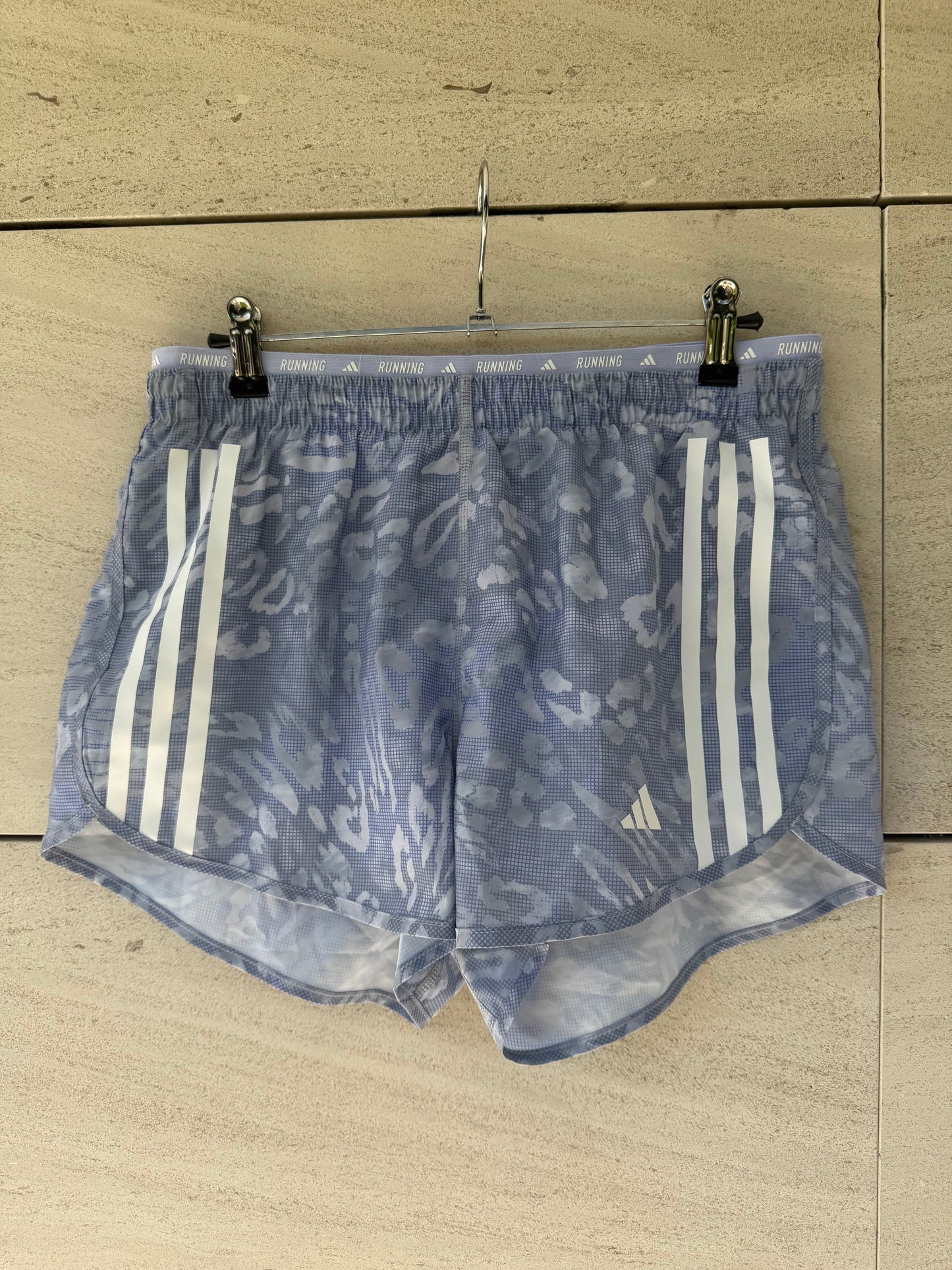 ADIDAS. Pantalón corto de running estampado. T S/M