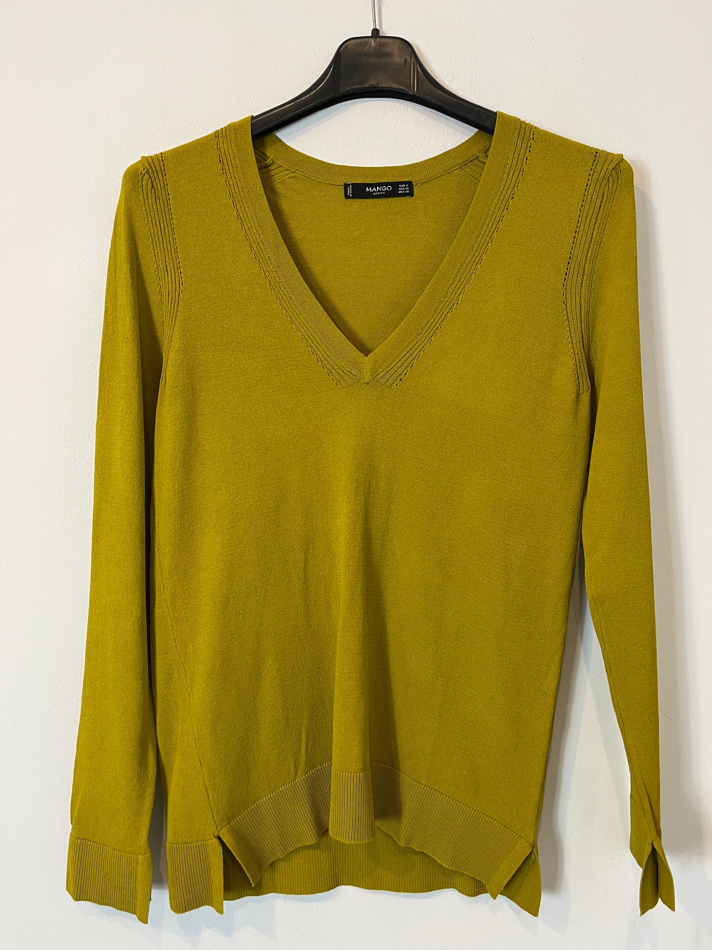 MANGO. Pistachio green stretch knit top. TS