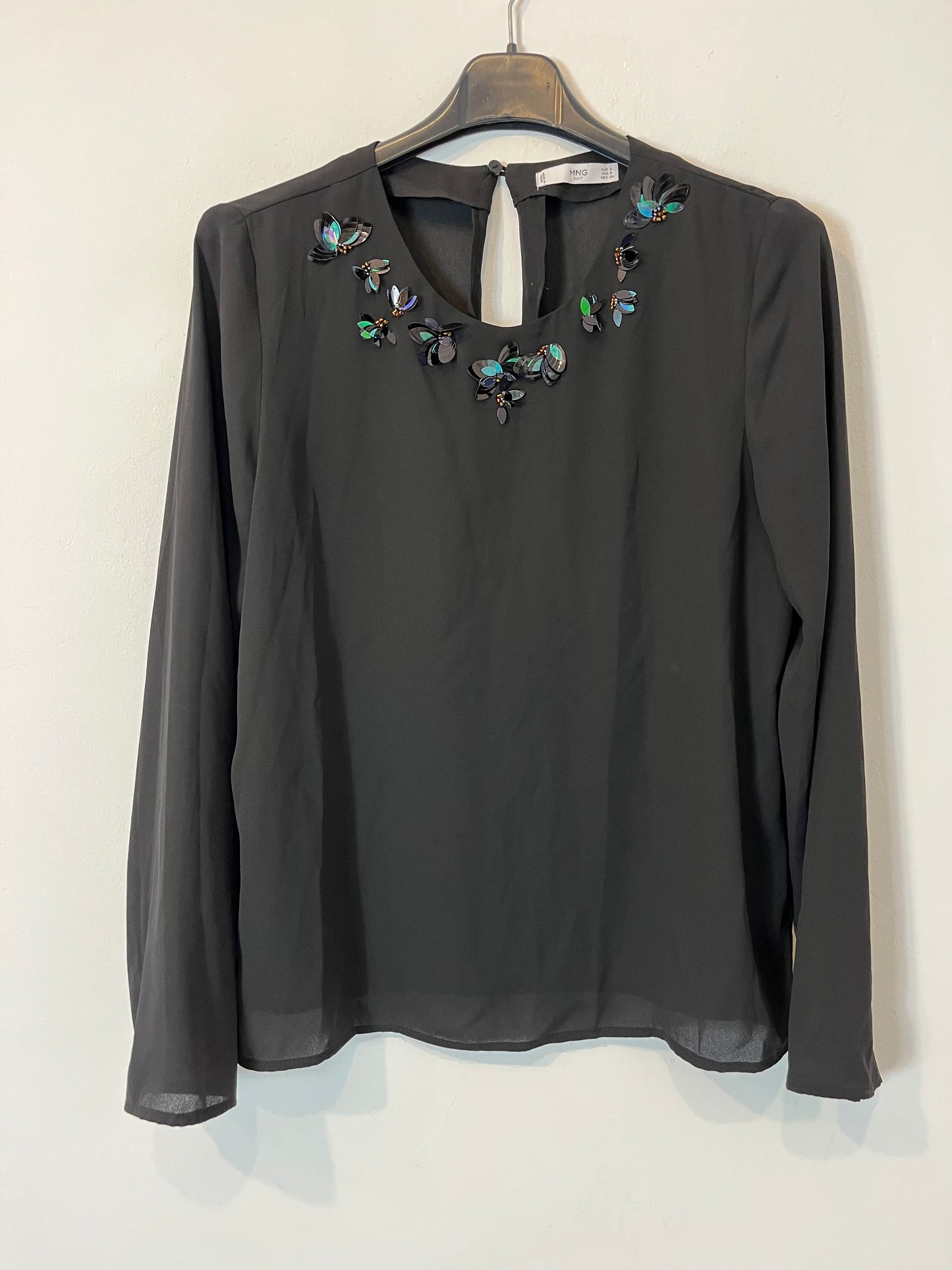 MANGO. Flowy black blouse with neck detail. TS
