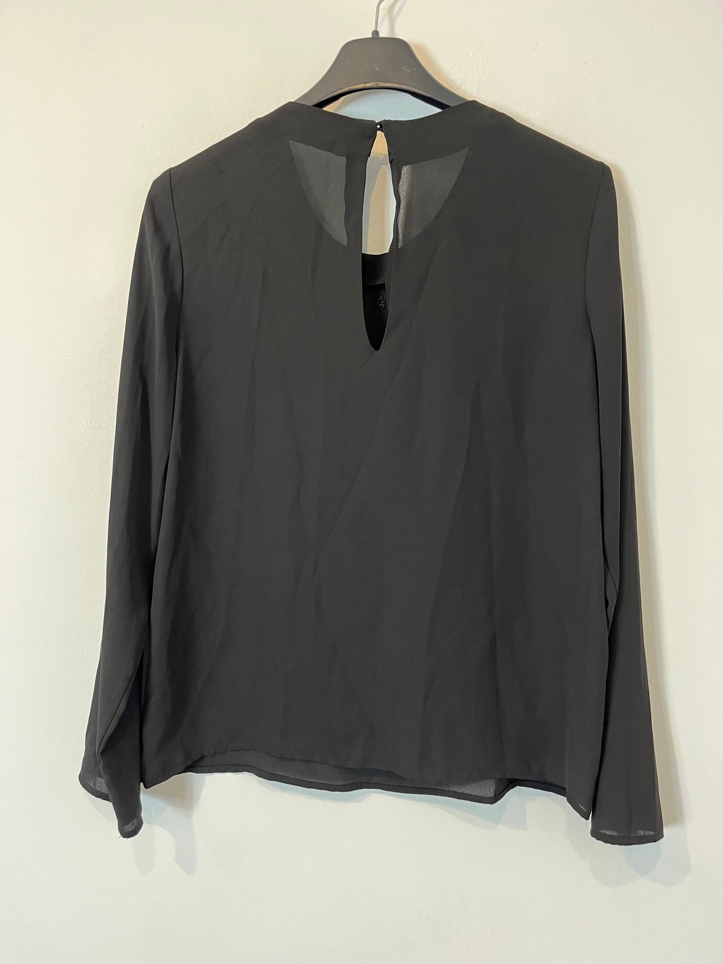 MANGO. Flowy black blouse with neck detail. TS