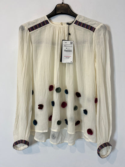 ZARA. Blusa crudo borlas colores. T XS