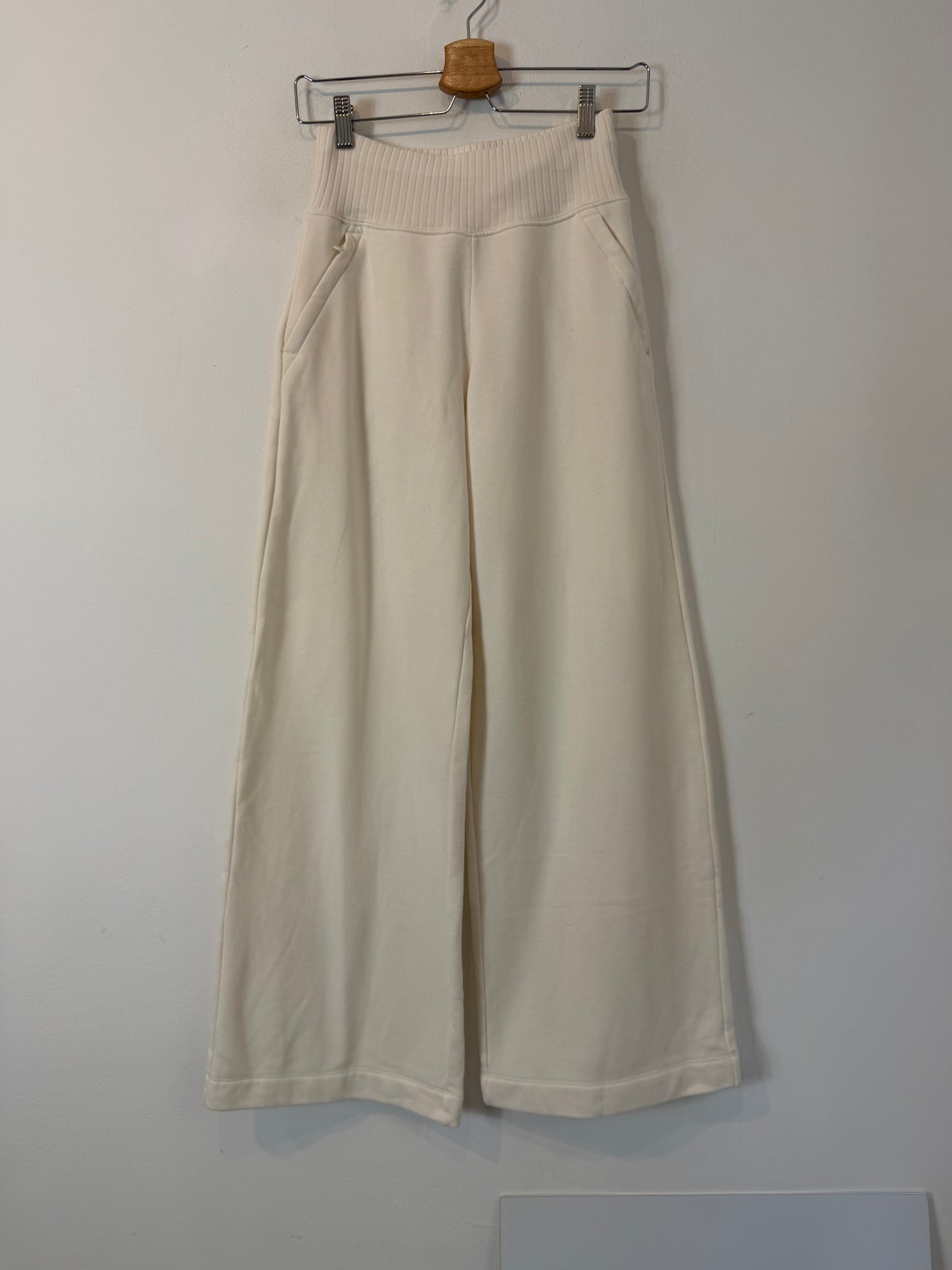 ALO. Pantalón deportivo beige largo. T XXS
