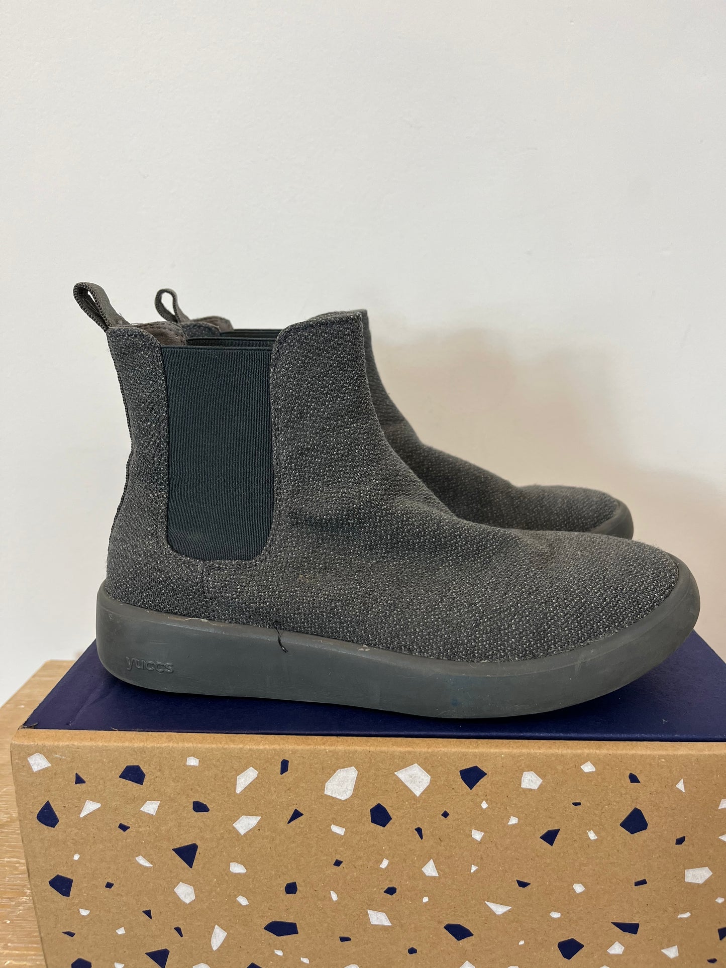 YUCCS. Bota chelsea gris. T 37