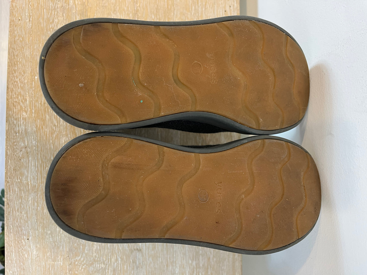 YUCCS. Bota chelsea gris. T 37