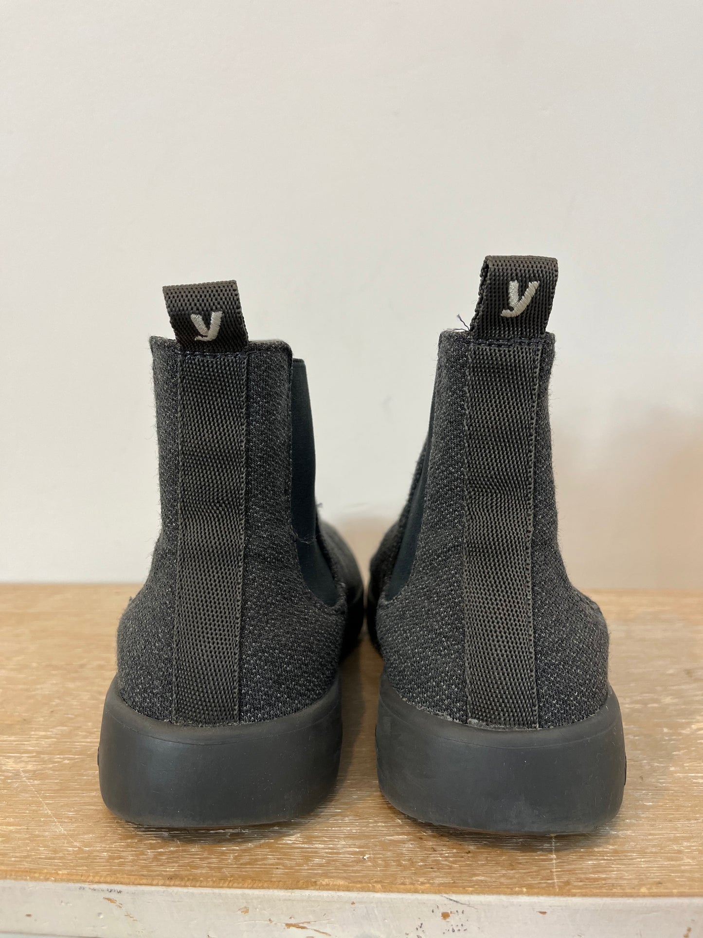 YUCCS. Bota chelsea gris. T 37