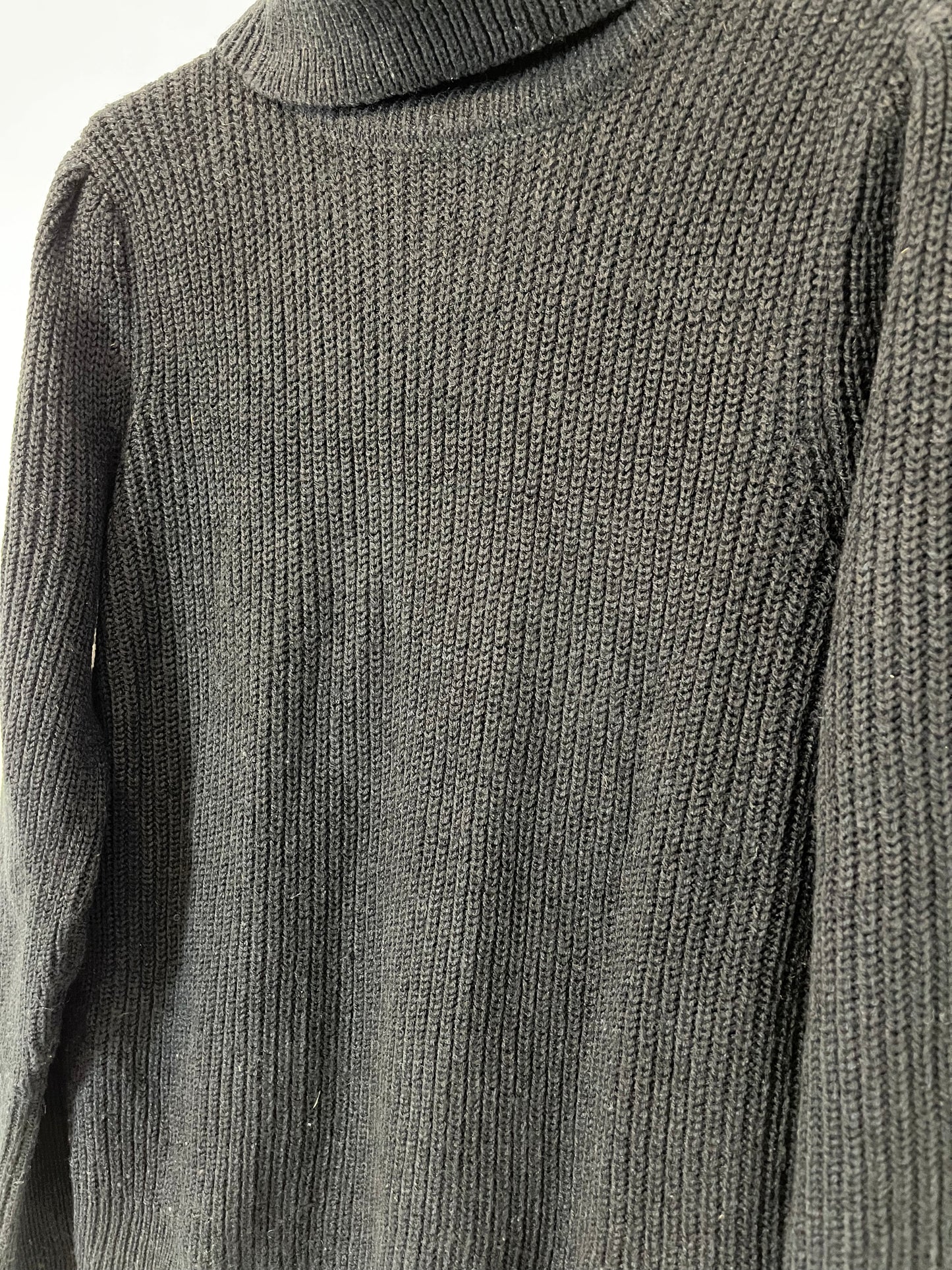 VILA. Jersey negro cuello alto. T.M